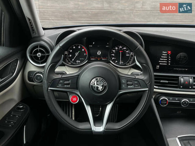 Синій Альфа Ромео Джулія, об'ємом двигуна 2 л та пробігом 126 тис. км за 19650 $, фото 7 на Automoto.ua