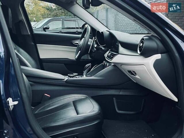 Синій Альфа Ромео Джулія, об'ємом двигуна 2 л та пробігом 122 тис. км за 16999 $, фото 14 на Automoto.ua