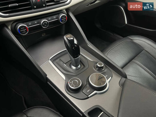 Синій Альфа Ромео Джулія, об'ємом двигуна 2 л та пробігом 126 тис. км за 19650 $, фото 13 на Automoto.ua