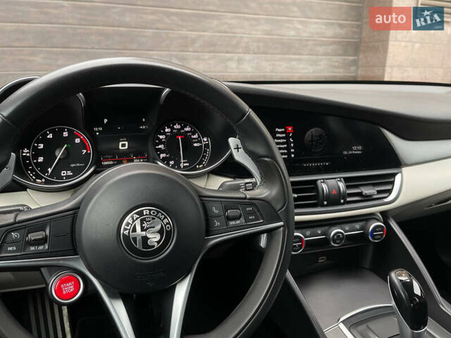 Синій Альфа Ромео Джулія, об'ємом двигуна 2 л та пробігом 126 тис. км за 19650 $, фото 8 на Automoto.ua