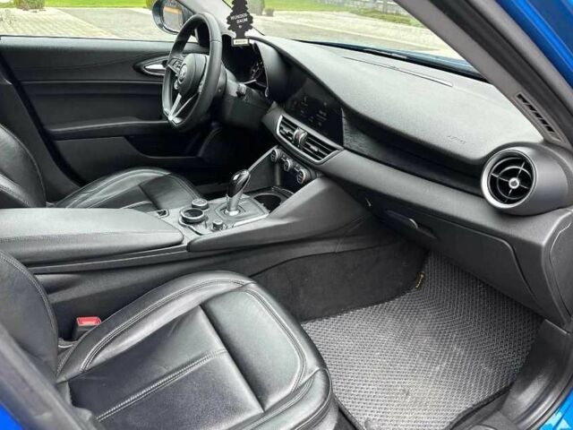 Синий Альфа Ромео Джулия, объемом двигателя 2 л и пробегом 65 тыс. км за 12300 $, фото 11 на Automoto.ua