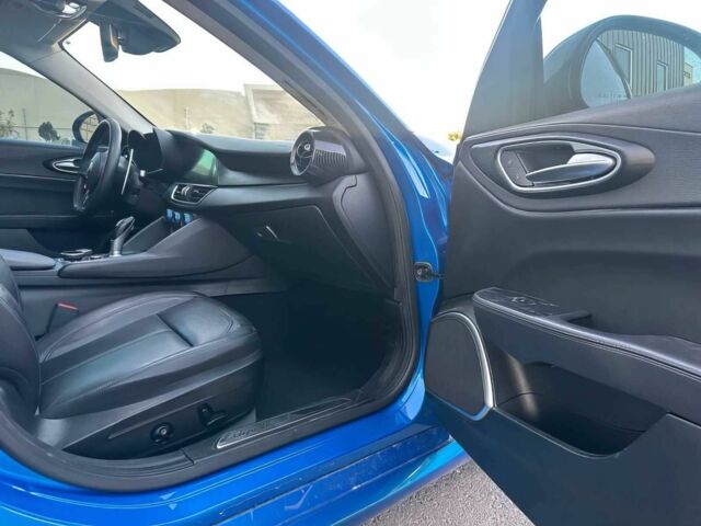 Синій Альфа Ромео Джулія, об'ємом двигуна 2 л та пробігом 34 тис. км за 5000 $, фото 6 на Automoto.ua