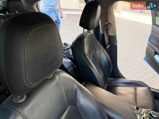 Синій Альфа Ромео Джулія, об'ємом двигуна 2 л та пробігом 177 тис. км за 11900 $, фото 6 на Automoto.ua