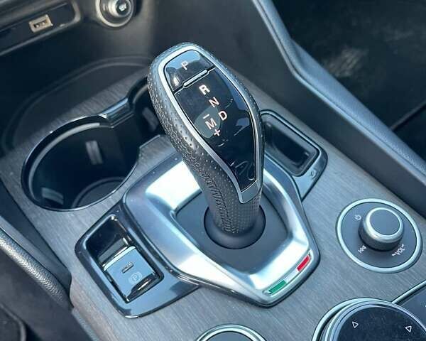 Синій Альфа Ромео Джулія, об'ємом двигуна 2 л та пробігом 32 тис. км за 23800 $, фото 25 на Automoto.ua