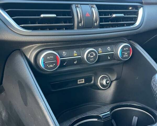 Синій Альфа Ромео Джулія, об'ємом двигуна 2 л та пробігом 32 тис. км за 23800 $, фото 24 на Automoto.ua