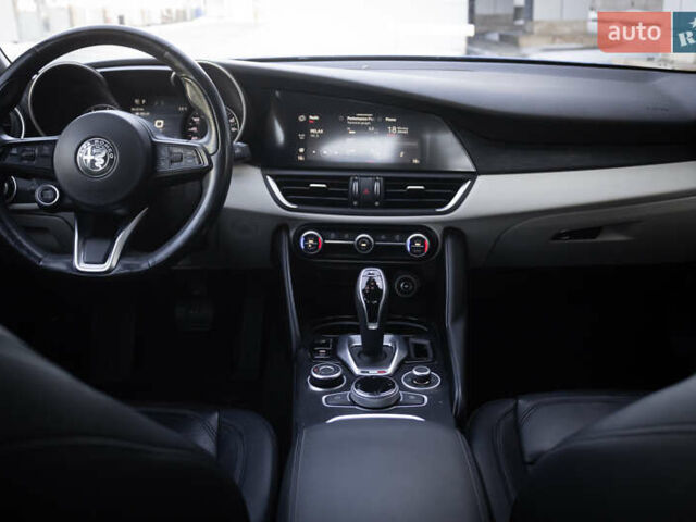 Синий Альфа Ромео Джулия, объемом двигателя 2 л и пробегом 109 тыс. км за 18300 $, фото 11 на Automoto.ua
