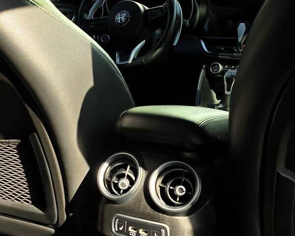 Синий Альфа Ромео Джулия, объемом двигателя 2 л и пробегом 100 тыс. км за 25400 $, фото 13 на Automoto.ua