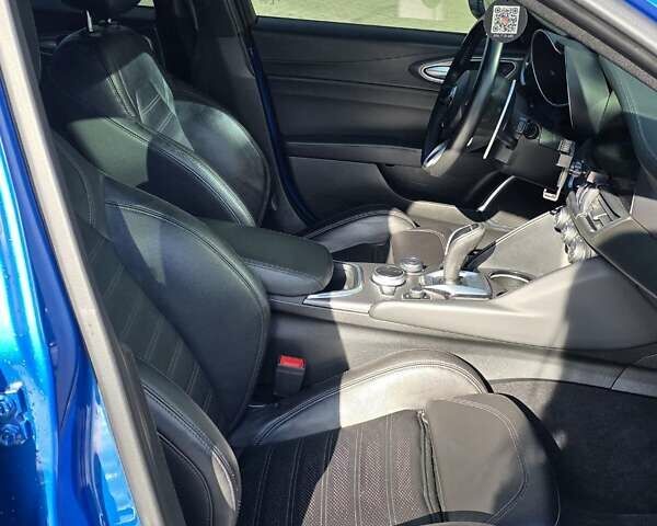 Синий Альфа Ромео Джулия, объемом двигателя 2 л и пробегом 100 тыс. км за 25400 $, фото 8 на Automoto.ua