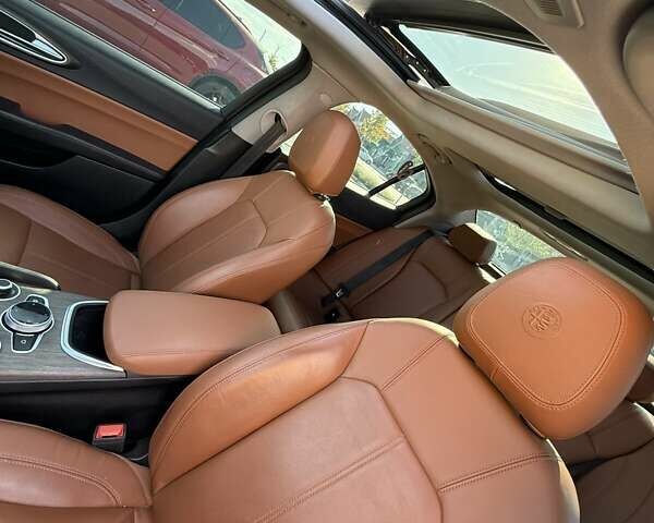 Альфа Ромео Джулия 2021 в Киеве на Automoto.ua Синий Альфа Ромео Джулия, объемом двигателя 2 л и пробегом 59 тыс. км за 24950 $, фото 16 на Automoto.ua