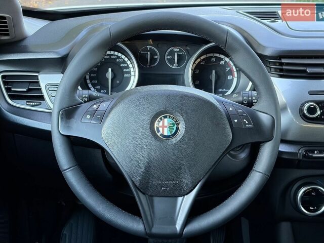 Білий Альфа Ромео Giulietta, об'ємом двигуна 1.37 л та пробігом 238 тис. км за 6200 $, фото 22 на Automoto.ua