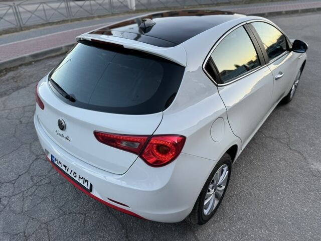 Білий Альфа Ромео Giulietta, об'ємом двигуна 1.4 л та пробігом 212 тис. км за 6900 $, фото 12 на Automoto.ua