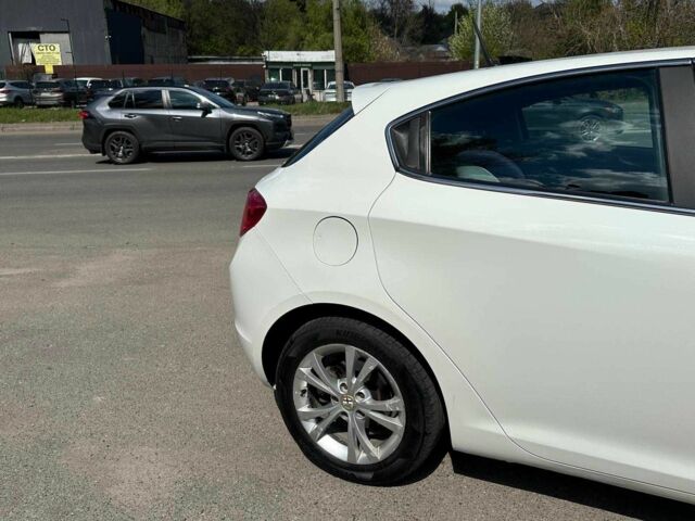 Білий Альфа Ромео Giulietta, об'ємом двигуна 1.4 л та пробігом 437 тис. км за 5990 $, фото 7 на Automoto.ua