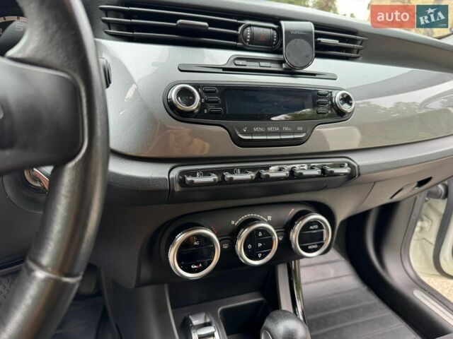 Білий Альфа Ромео Giulietta, об'ємом двигуна 1.4 л та пробігом 84 тис. км за 9700 $, фото 13 на Automoto.ua
