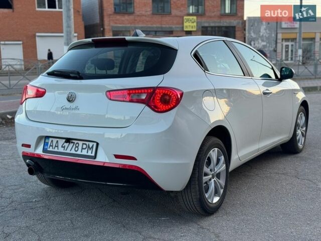 Белый Альфа Ромео Джульетта, объемом двигателя 1.4 л и пробегом 213 тыс. км за 6900 $, фото 3 на Automoto.ua