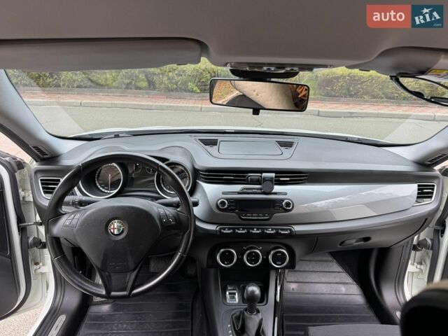 Білий Альфа Ромео Giulietta, об'ємом двигуна 1.4 л та пробігом 84 тис. км за 9700 $, фото 15 на Automoto.ua