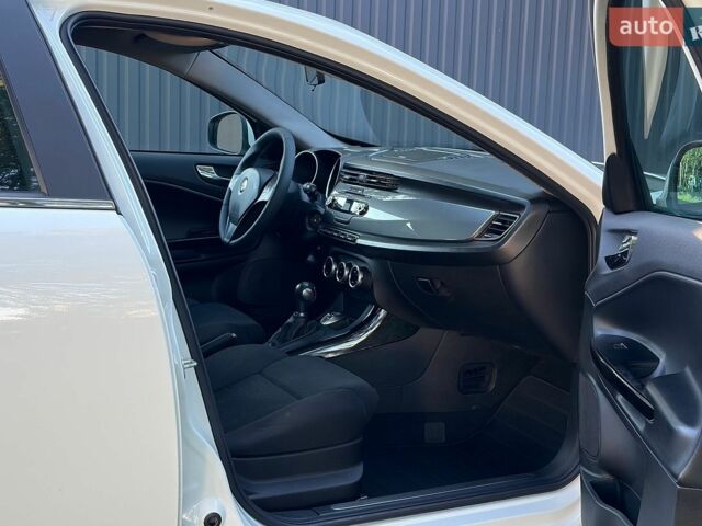 Білий Альфа Ромео Giulietta, об'ємом двигуна 1.37 л та пробігом 238 тис. км за 6200 $, фото 17 на Automoto.ua