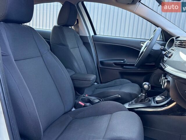 Білий Альфа Ромео Giulietta, об'ємом двигуна 1.37 л та пробігом 238 тис. км за 6200 $, фото 19 на Automoto.ua