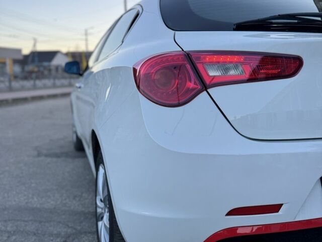 Білий Альфа Ромео Giulietta, об'ємом двигуна 1.4 л та пробігом 212 тис. км за 6900 $, фото 9 на Automoto.ua
