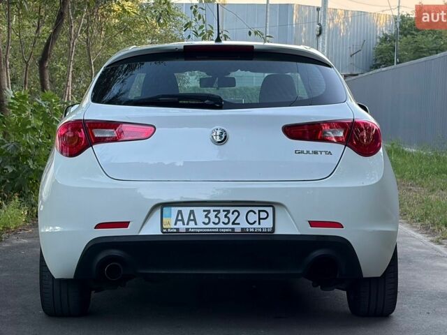 Білий Альфа Ромео Giulietta, об'ємом двигуна 1.37 л та пробігом 238 тис. км за 6200 $, фото 4 на Automoto.ua