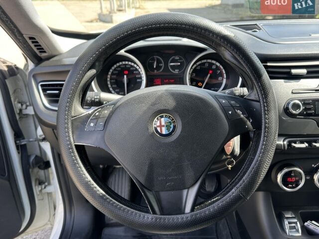 Білий Альфа Ромео Giulietta, об'ємом двигуна 1.4 л та пробігом 437 тис. км за 5490 $, фото 15 на Automoto.ua