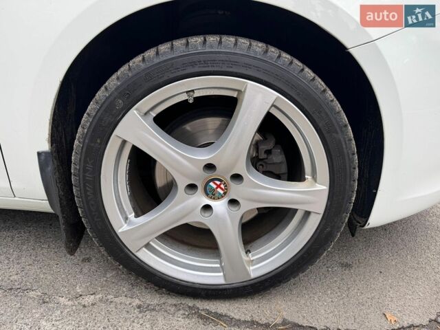 Білий Альфа Ромео Giulietta, об'ємом двигуна 1.4 л та пробігом 84 тис. км за 9700 $, фото 28 на Automoto.ua