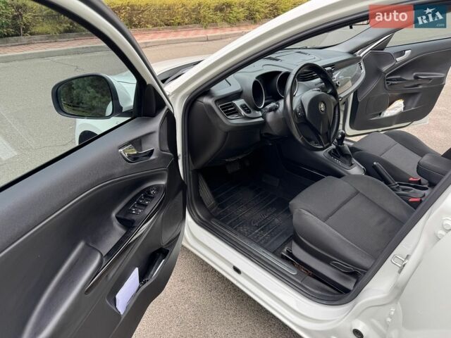 Білий Альфа Ромео Giulietta, об'ємом двигуна 1.4 л та пробігом 84 тис. км за 9700 $, фото 10 на Automoto.ua