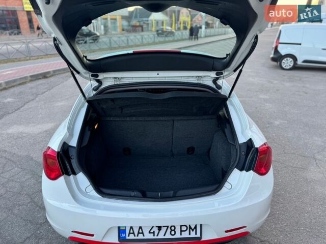 Белый Альфа Ромео Джульетта, объемом двигателя 1.4 л и пробегом 213 тыс. км за 6900 $, фото 36 на Automoto.ua