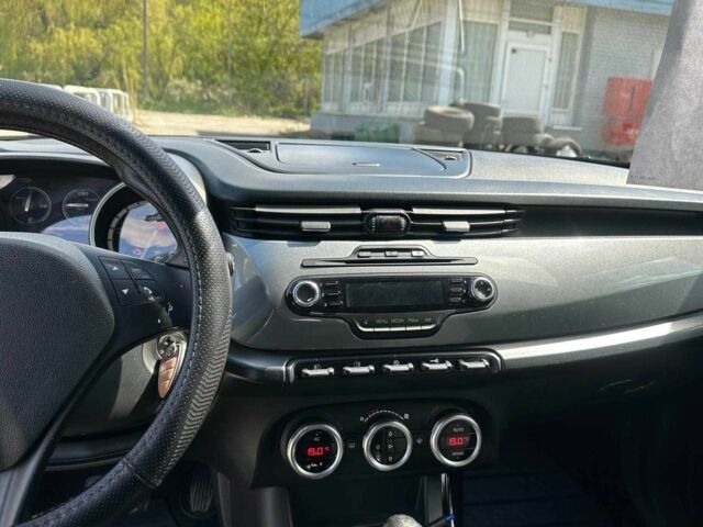 Білий Альфа Ромео Giulietta, об'ємом двигуна 1.4 л та пробігом 437 тис. км за 5990 $, фото 16 на Automoto.ua