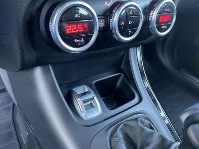 Білий Альфа Ромео Giulietta, об'ємом двигуна 1.4 л та пробігом 212 тис. км за 6900 $, фото 14 на Automoto.ua