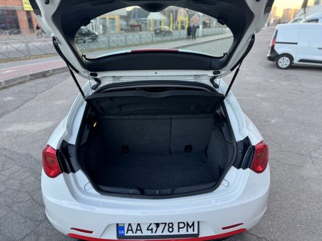 Білий Альфа Ромео Giulietta, об'ємом двигуна 1.4 л та пробігом 212 тис. км за 6900 $, фото 22 на Automoto.ua