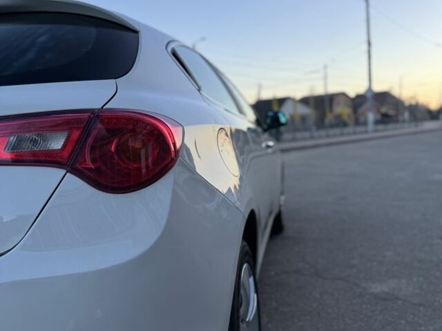 Білий Альфа Ромео Giulietta, об'ємом двигуна 1.4 л та пробігом 212 тис. км за 6900 $, фото 13 на Automoto.ua