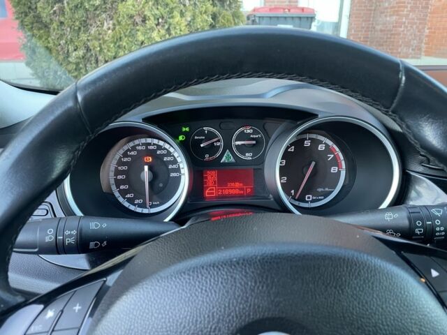 Білий Альфа Ромео Giulietta, об'ємом двигуна 1.4 л та пробігом 212 тис. км за 6900 $, фото 17 на Automoto.ua