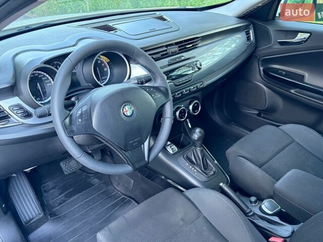 Білий Альфа Ромео Giulietta, об'ємом двигуна 1.37 л та пробігом 238 тис. км за 6200 $, фото 11 на Automoto.ua