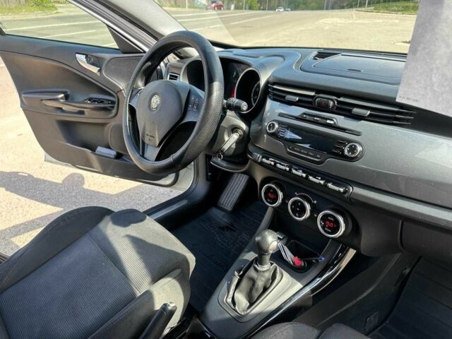 Білий Альфа Ромео Giulietta, об'ємом двигуна 1.4 л та пробігом 437 тис. км за 5990 $, фото 18 на Automoto.ua