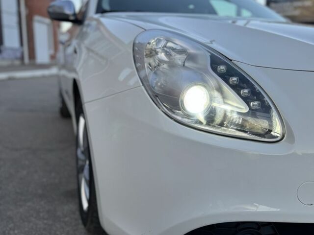 Білий Альфа Ромео Giulietta, об'ємом двигуна 1.4 л та пробігом 212 тис. км за 6900 $, фото 6 на Automoto.ua