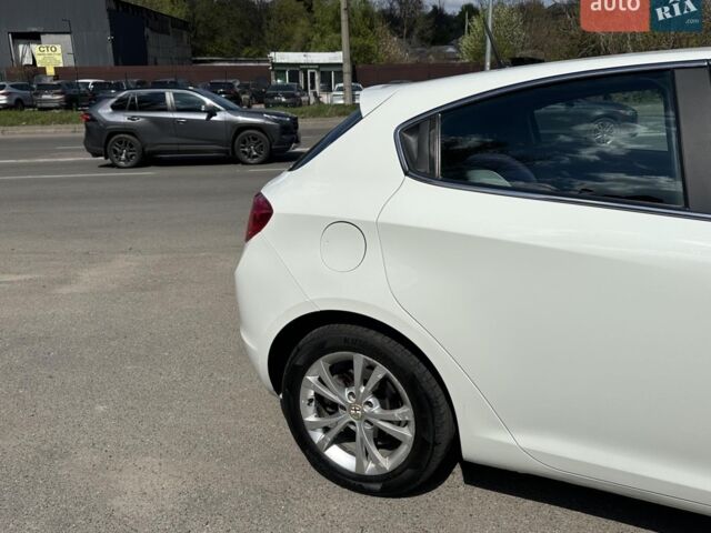 Білий Альфа Ромео Giulietta, об'ємом двигуна 1.4 л та пробігом 437 тис. км за 5490 $, фото 7 на Automoto.ua