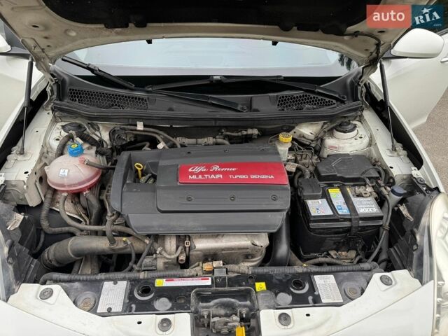Білий Альфа Ромео Giulietta, об'ємом двигуна 1.4 л та пробігом 84 тис. км за 9700 $, фото 20 на Automoto.ua