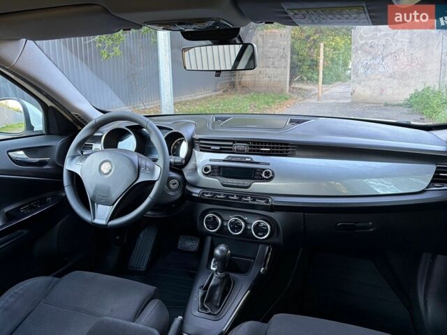 Білий Альфа Ромео Giulietta, об'ємом двигуна 1.37 л та пробігом 238 тис. км за 6200 $, фото 23 на Automoto.ua