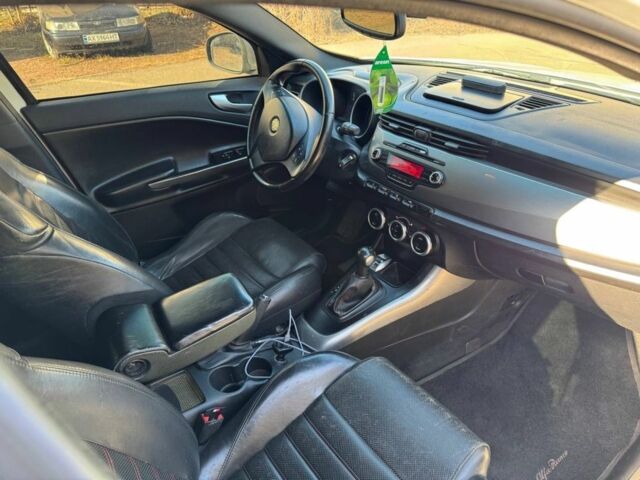 Белый Альфа Ромео Джульетта, объемом двигателя 1.4 л и пробегом 335 тыс. км за 9000 $, фото 7 на Automoto.ua