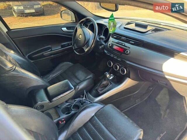 Белый Альфа Ромео Джульетта, объемом двигателя 1.4 л и пробегом 335 тыс. км за 9000 $, фото 6 на Automoto.ua