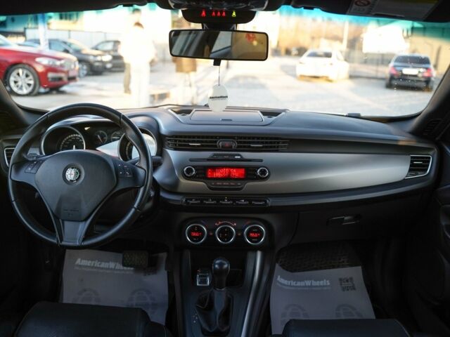 Білий Альфа Ромео Giulietta, об'ємом двигуна 1.4 л та пробігом 150 тис. км за 9900 $, фото 18 на Automoto.ua