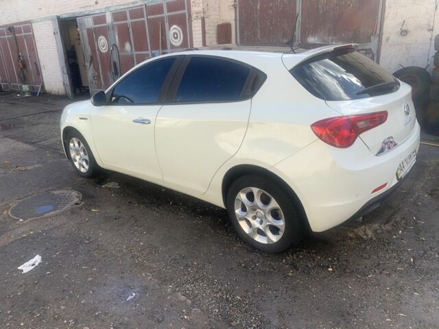 Белый Альфа Ромео Джульетта, объемом двигателя 1.4 л и пробегом 335 тыс. км за 9000 $, фото 4 на Automoto.ua