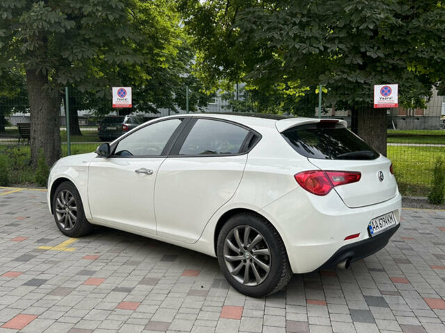 Белый Альфа Ромео Джульетта, объемом двигателя 1.37 л и пробегом 117 тыс. км за 8500 $, фото 12 на Automoto.ua