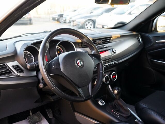Білий Альфа Ромео Giulietta, об'ємом двигуна 1.4 л та пробігом 150 тис. км за 9900 $, фото 17 на Automoto.ua