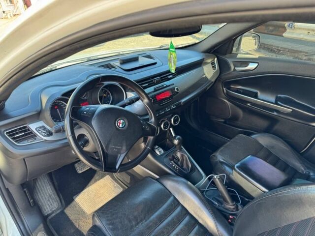 Белый Альфа Ромео Джульетта, объемом двигателя 1.4 л и пробегом 335 тыс. км за 9000 $, фото 6 на Automoto.ua