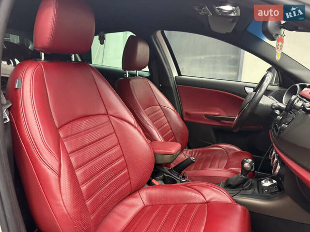 Белый Альфа Ромео Джульетта, объемом двигателя 1.37 л и пробегом 165 тыс. км за 11500 $, фото 7 на Automoto.ua