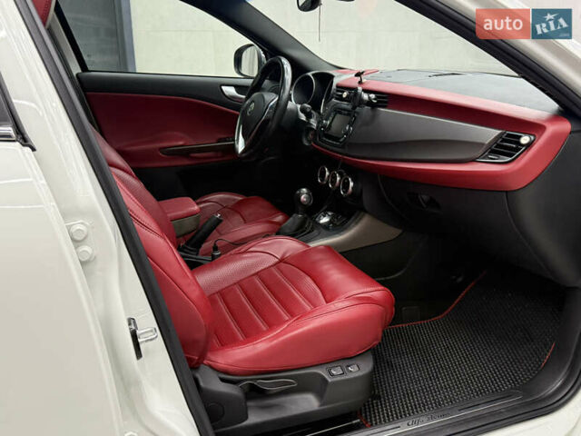 Белый Альфа Ромео Джульетта, объемом двигателя 1.37 л и пробегом 165 тыс. км за 11500 $, фото 11 на Automoto.ua