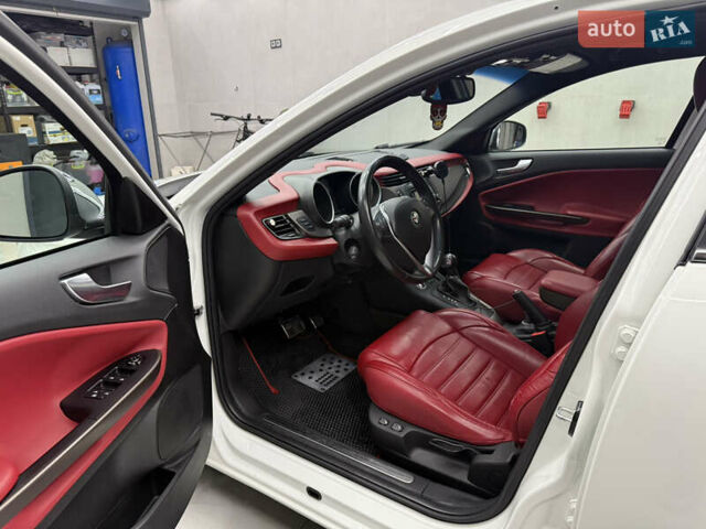 Белый Альфа Ромео Джульетта, объемом двигателя 1.37 л и пробегом 165 тыс. км за 11500 $, фото 10 на Automoto.ua