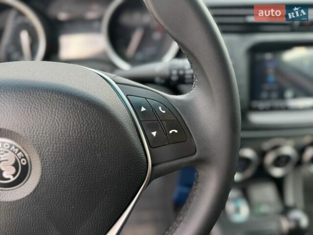 Белый Альфа Ромео Джульетта, объемом двигателя 1.37 л и пробегом 113 тыс. км за 15199 $, фото 15 на Automoto.ua