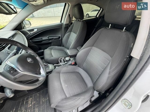 Белый Альфа Ромео Джульетта, объемом двигателя 1.37 л и пробегом 113 тыс. км за 15199 $, фото 12 на Automoto.ua